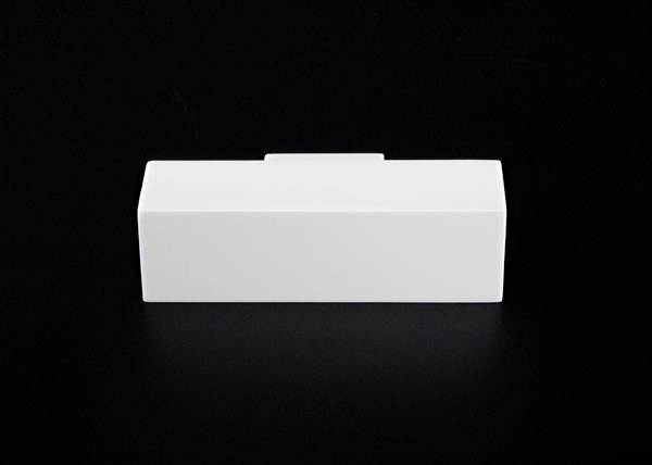 Biely kváder umiestnený v strede na čiernom pozadí.