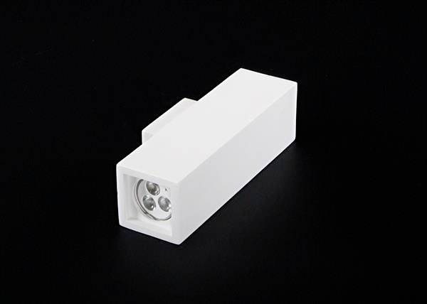 Obdĺžnikový, biely kryt LED svetla s tromi viditelnými svetelnými zdrojmi na čiernom pozadí.