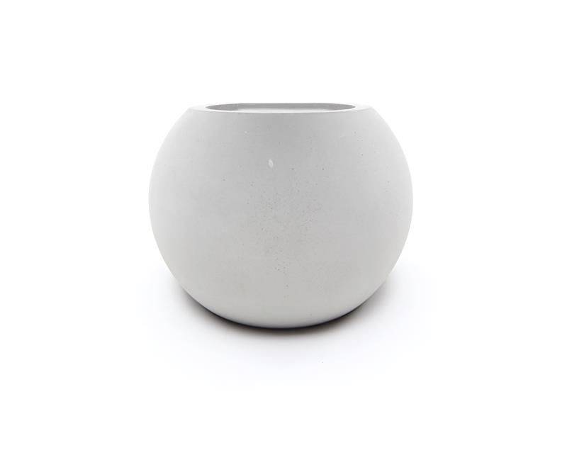 Okrúhly, sivý kvetináč z betónu na bielom pozadí.