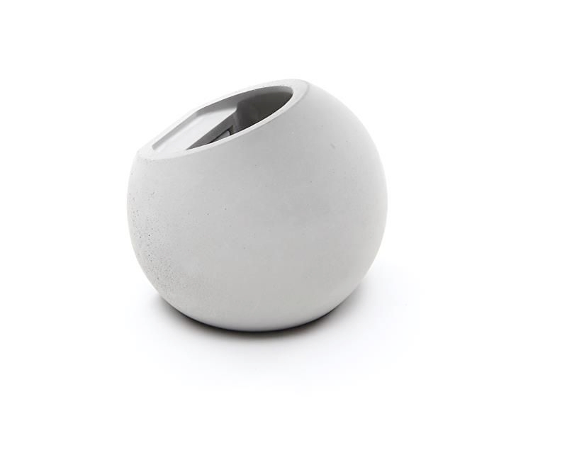 Okrúhle stolové hodiny v sivej farbe s digitálnym displejom, zasadené do minimalistického betónového púzdra.