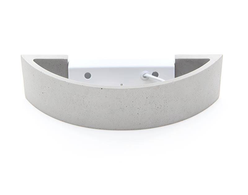 Sivá, polkruhová nástenná lampa s elegantne zvlneným dizajnom a viditeľným napájacím káblom na zadnej strane.