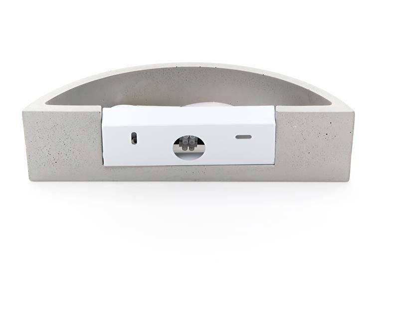 Sivobiely polkruhový betónový objekt so zabudovanou vodováhou na bielom pozadí.