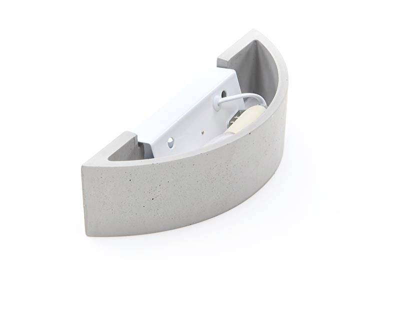 Sivá polkruhovitá betónová stenová konzola, otvorená zhora, so viditeľným upevnením a káblami vo vnútri. Vhodná pre dekoratívne použitie.