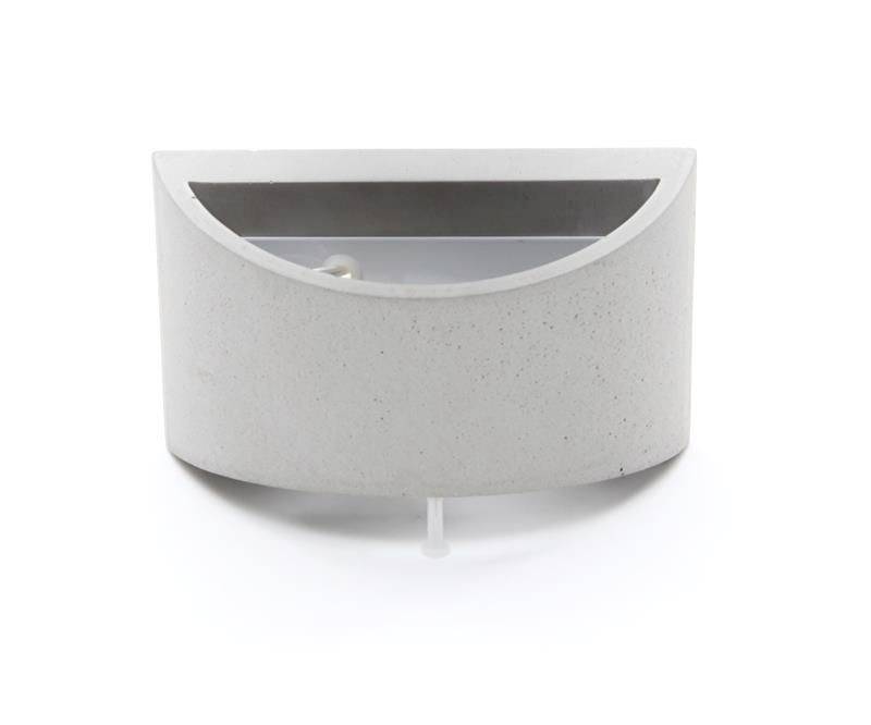 Polkruhová, sivá nástenná lampa s hladkým povrchom a nenápadným dizajnom.