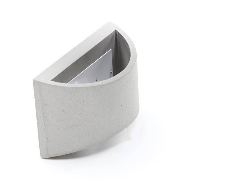 Polkruhové púzdro LED stenového svietidla z šedého betónu bez viditeľných vnútorných komponentov.