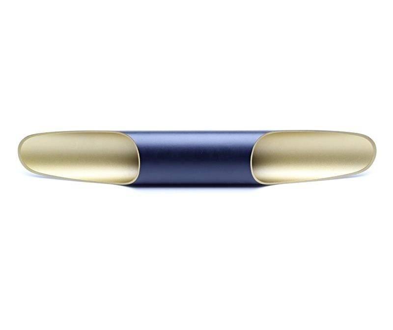 Moderná cylindrická LED nástenná lampa so zlatými koncami a modrým plášťom. Vyžaruje svetlo z oboch strán.