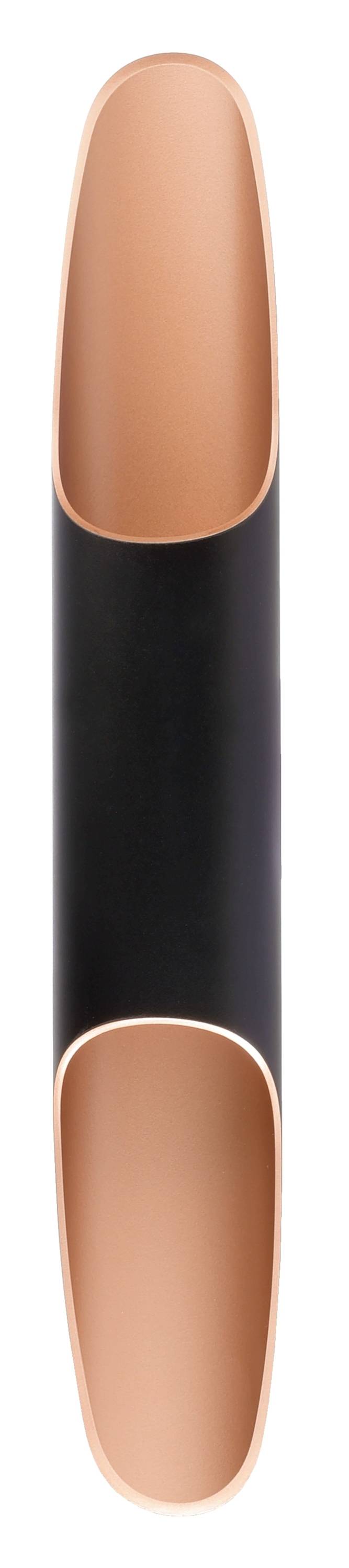 Rúž s čiernym puzdrom a červenohnedým koncom, umiestnený vo vertikálnej polohe.