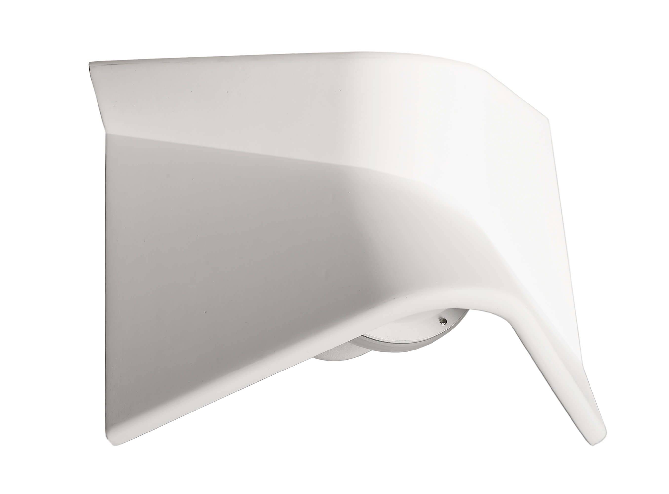 Biela, moderná vonkajšia nástenná lampa so zalomeným dizajnom, namontovaná na stene. Ideálna pre súčasnú architektúru.