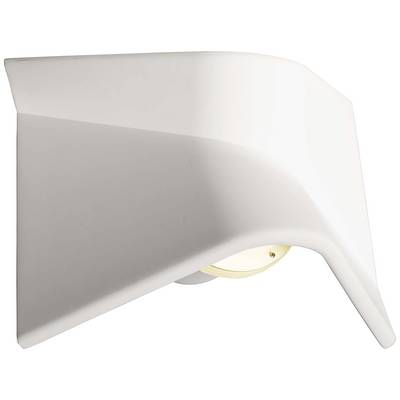 Biela, moderná nástenná lampa so šikmým, hladkým dizajnom, ktorá vyžaruje nepriame svetlo. Vhodná pre súčasné interiéry.