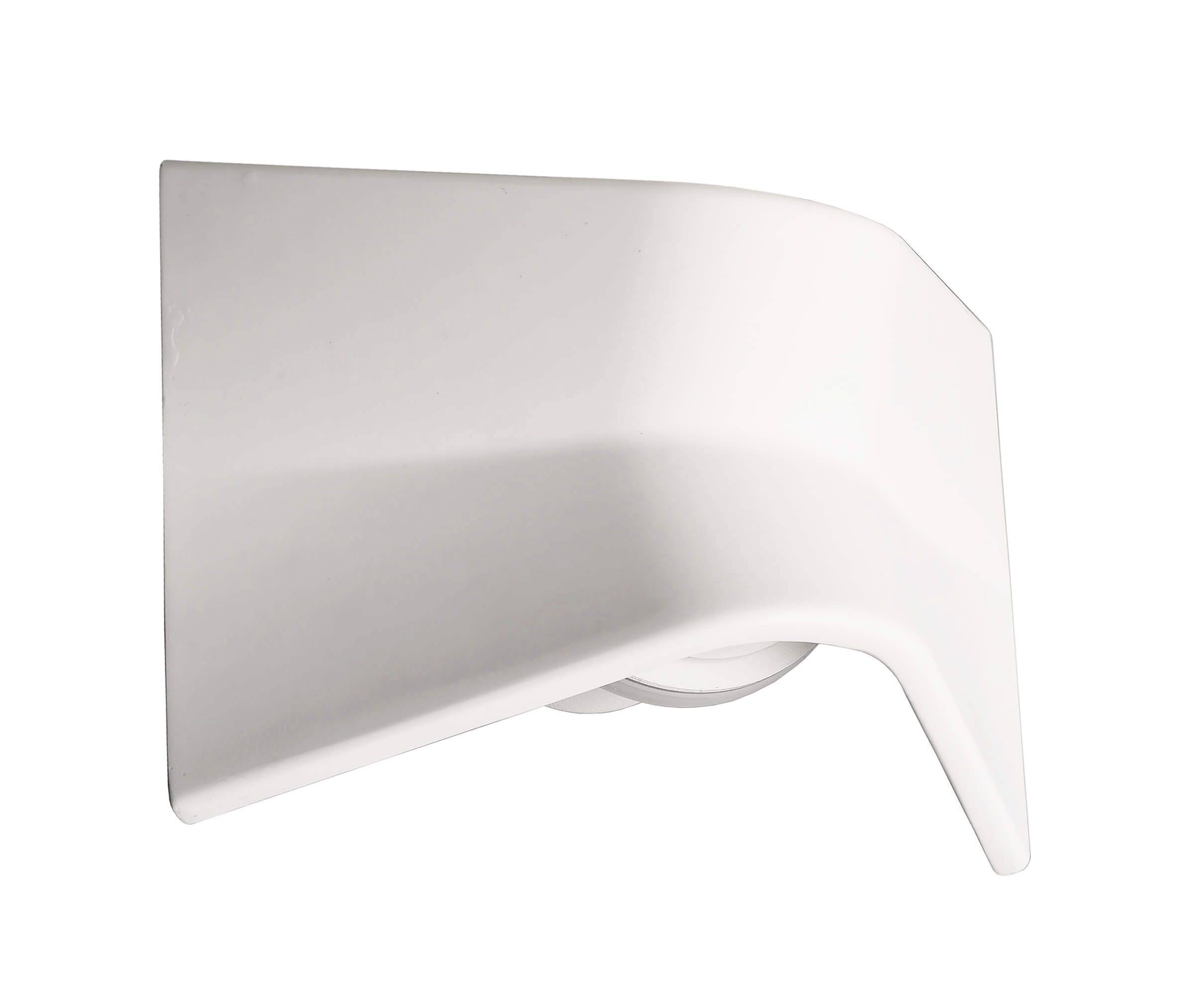 Biela, moderná, abstraktná socha so zahnutými líniami a hladkými povrchmi.