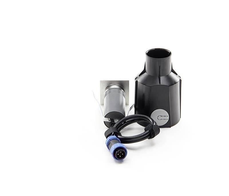 Optické zariadenie s čiernym a strieborným krytom a modrým pripájacím káblom.