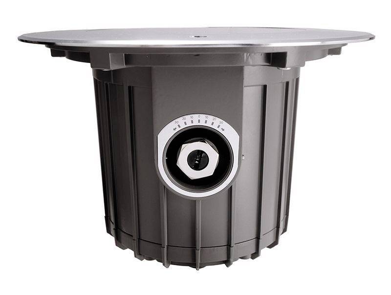 Sivý satelitný prijímač s centrálnym otočným kolieskom a stupnicou; slúži na nastavenie a optimalizáciu príjmu satelitných signálov.