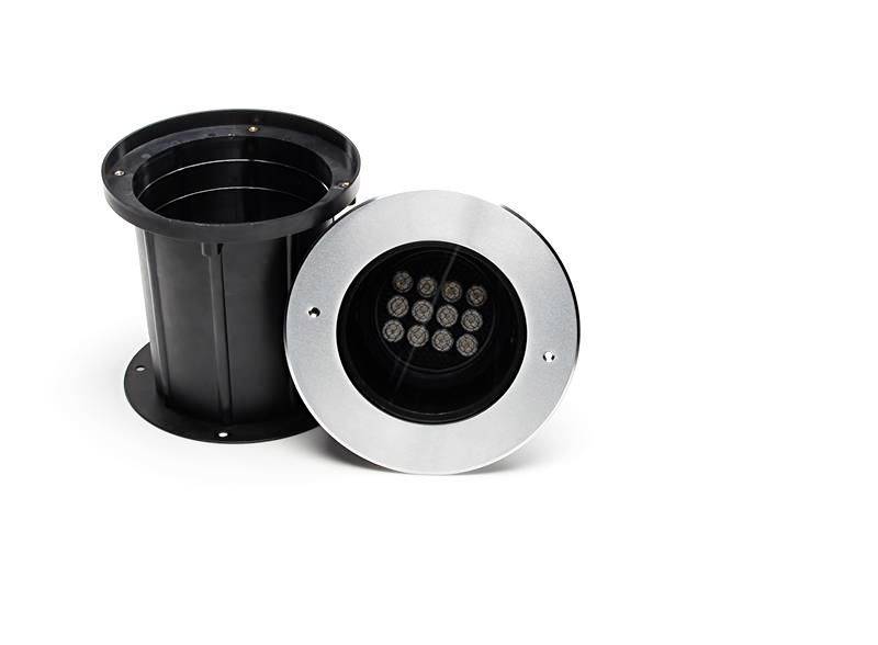 Zápustné podlahové svietidlo v čierno-striebornej farbe, okrúhleho tvaru s viacerými LED žiarovkami. Ideálne pre vonkajšie osvetlenie.