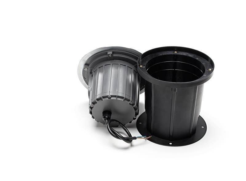 Podlahová lampa s demontovaným krytom odhaľuje káble a pripojenia. Vľavo lampa, vpravo otvorený kryt.