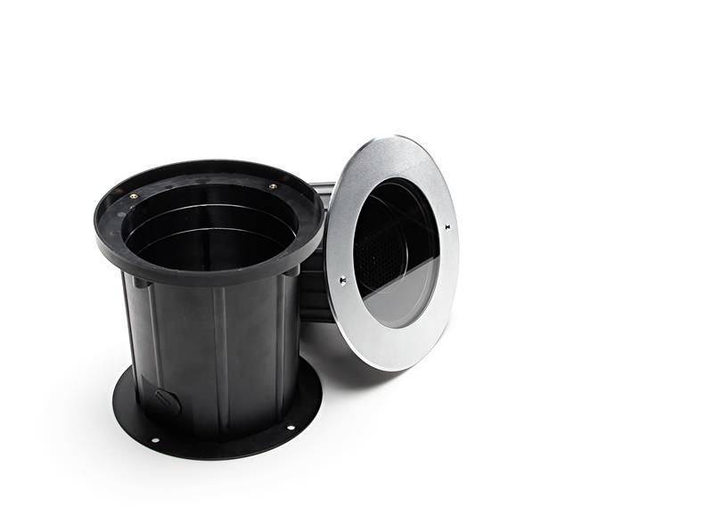 Čierny, guľatý plastový kontajner s odnímateľným strieborným vekom. Kontajner je otvorený smerom nahor.