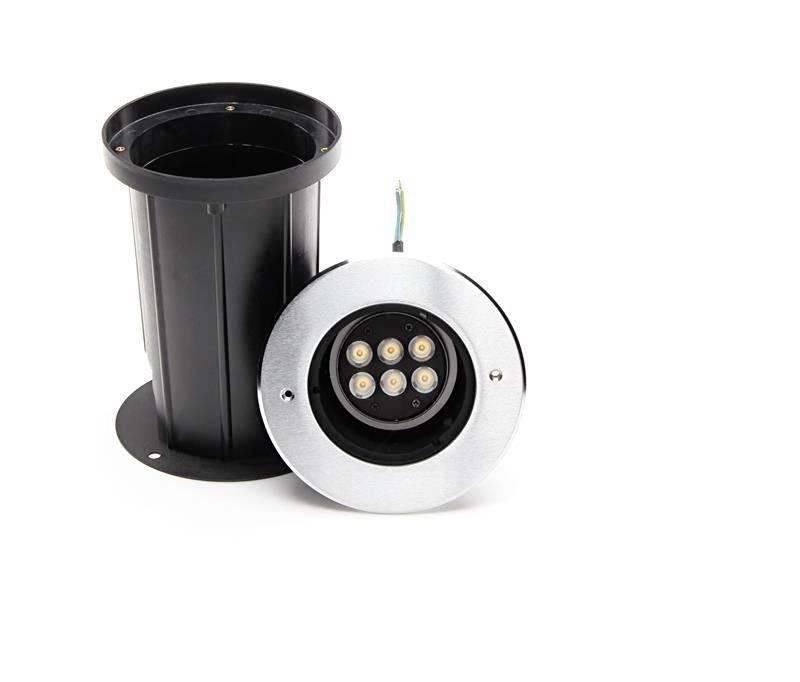 LED podlahový svetlomet s kruhovým nerezovým puzdrom a čiernym inštalačným valcom, šesť LED diód viditeľných, vhodný pre vonkajšie osvetlenie.