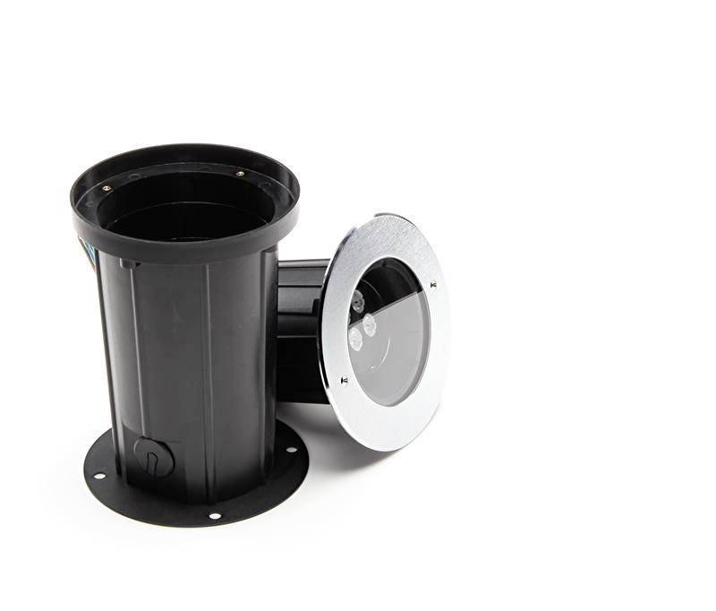 Čierny valcovitý kryt so strieborným rámom a skleneným krytom, pravdepodobne vhodný pre podlahové svietidlá alebo zapustené lampy.