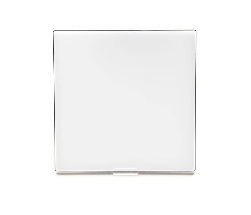 Biele štvorcové svetelné panel pred bielym pozadím.