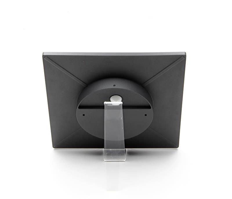 Digitálny fotorámček v čiernej farbe, pohľad zozadu. Stojí na priehľadnom stojane.