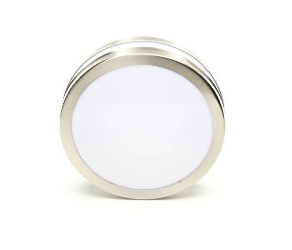 Okrúhle moderné stropné svietidlo so strieborným lemom a bielym povrchom, ktoré zabezpečuje rovnomerné rozptýlenie svetla.