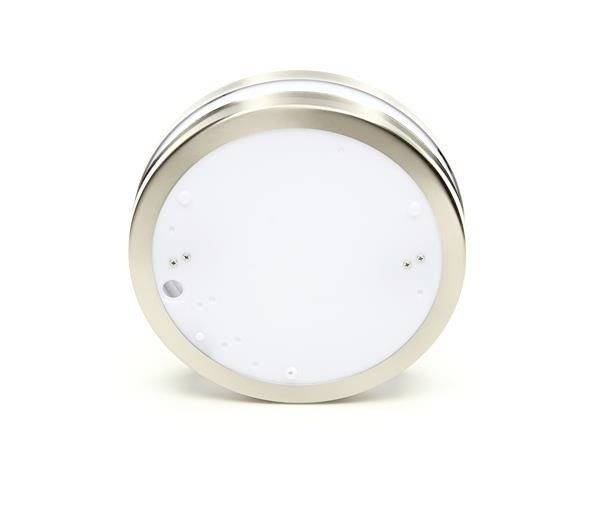 Guľatý detektor dymu s bielym krytom a strieborným lemovaním, vhodný pre protipožiarnu ochranu a bezpečnosť v interiéroch.