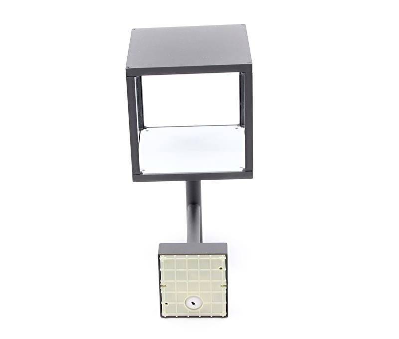 Štvorcová, sivá vonkajšia lampa s otvoreným dizajnom na krátkej podstavci. Dole sa nachádza štvorcové svietidlo.