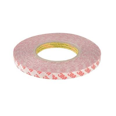 Rolka obojstrannej 3M lepiacej pásky, červeno-biela s nápisom 'Pressure Sensitive Tape', primárne určená na upevňovanie alebo spájanie.