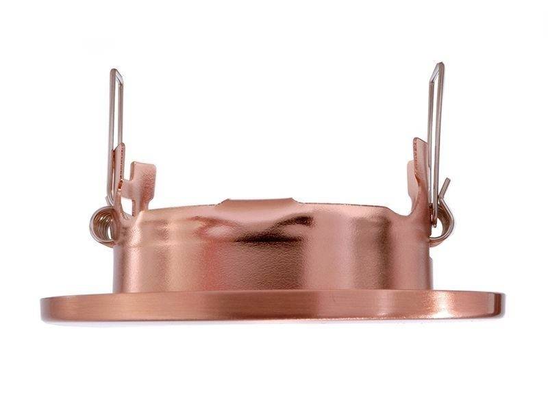 Medená stropná lampa s dvoma držiakmi smerujúcimi nahor. Navrhnutá na zabudovanie do stropu.