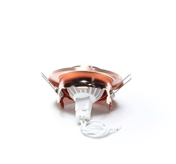 Plochý LED stropný podhľadový svetlomet s medeným rámom a bielym káblom, pohľad spredu.