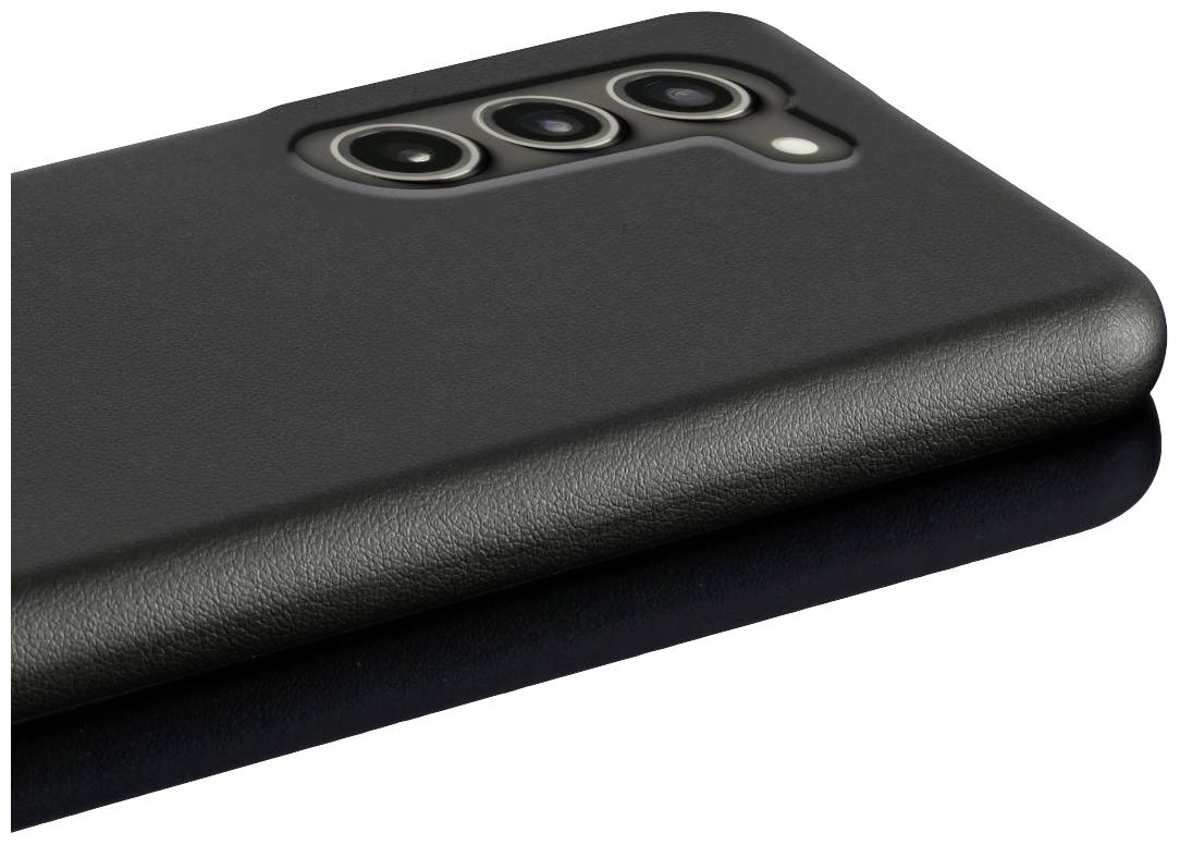 Čierny smartfón s tromi objektívmi na zadnej strane leží na čiernom povrchu.