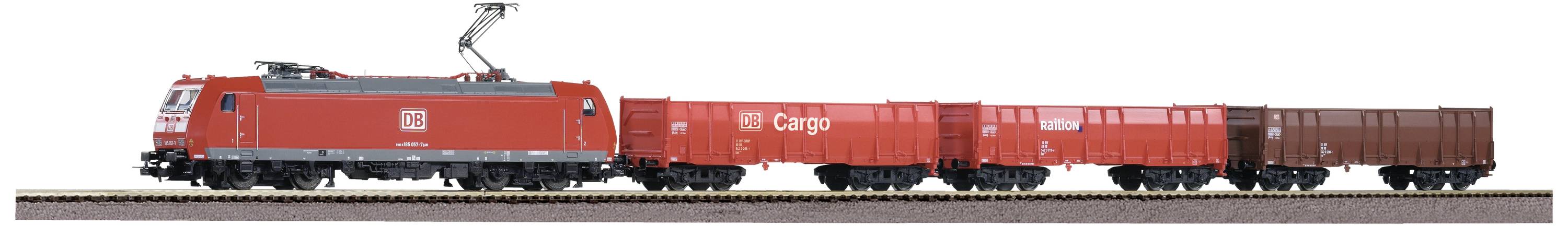 Model vlaku pozostávajúci z červenej lokomotivy a niekoľkých nákladných vozňov s nápisom 'DB Cargo' na koľaji.