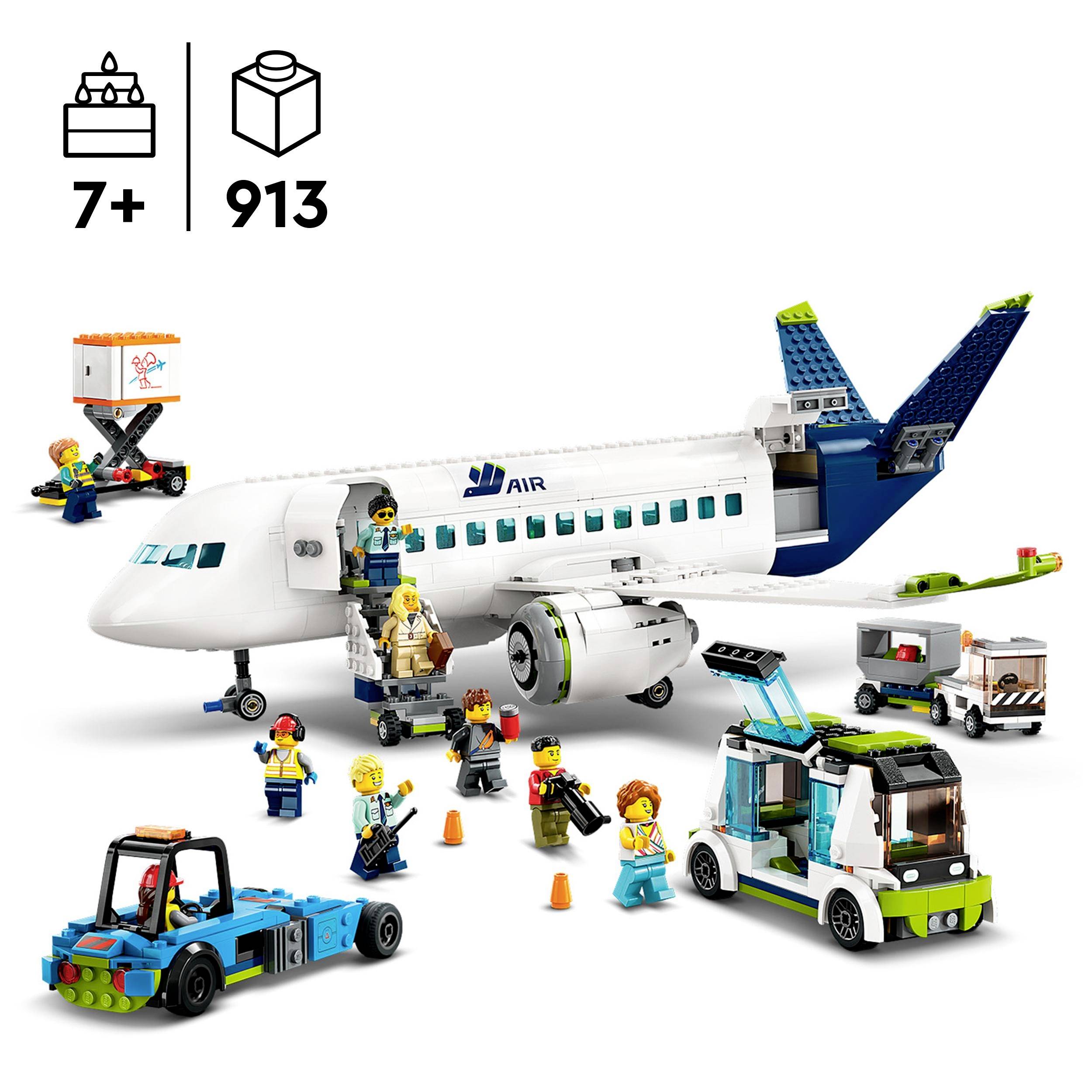 Lego súprava s bielym lietadlom a minifigúrkami, vrátane batožinového vozíka a pozemného personálu. Vhodné pre deti od 7 rokov.