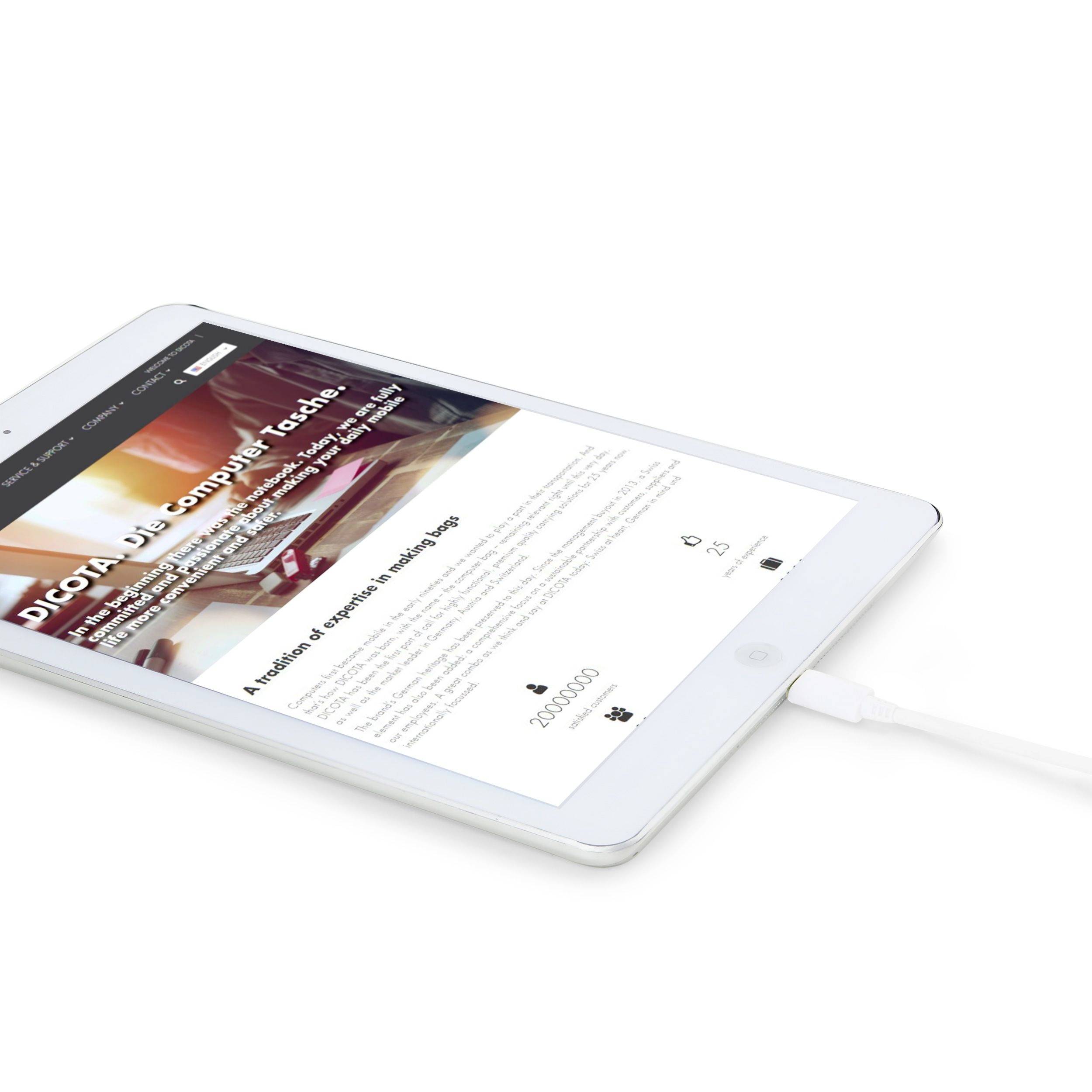 Tablet na bielom pozadí zobrazuje webovú stránku s textom o digitálnom riešení zameranom na výučbu informatiky.