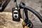 Elektrická vzduchová pumpa s digitálnym displejom umiestnená na bicykli na kameni. Displej zobrazuje '5.0'.