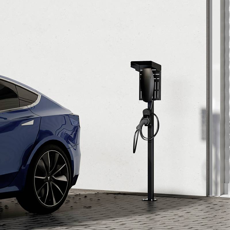 Elektromobil sa nabíja na nabíjacej stanici na parkovisku.