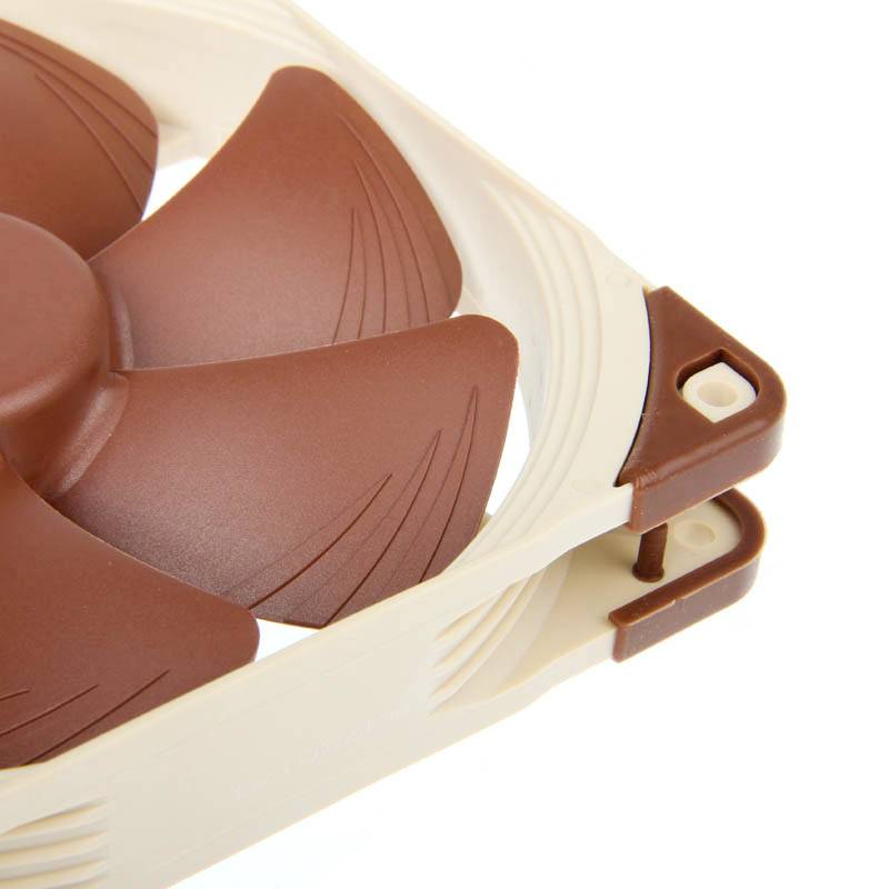 Štvorcový počítačový ventilátor s hnedými krídlami, namontovaný v krémovom kryte, zobrazuje trojrozmerný pohľad.