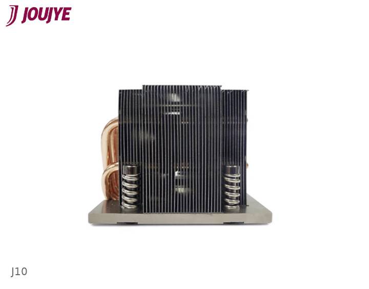 Chladič s rebrami a vstavaným ventilátorom na kovovom podstavci, vľavo viditeľné medené trubice. Nápis: JOUJYE J10.