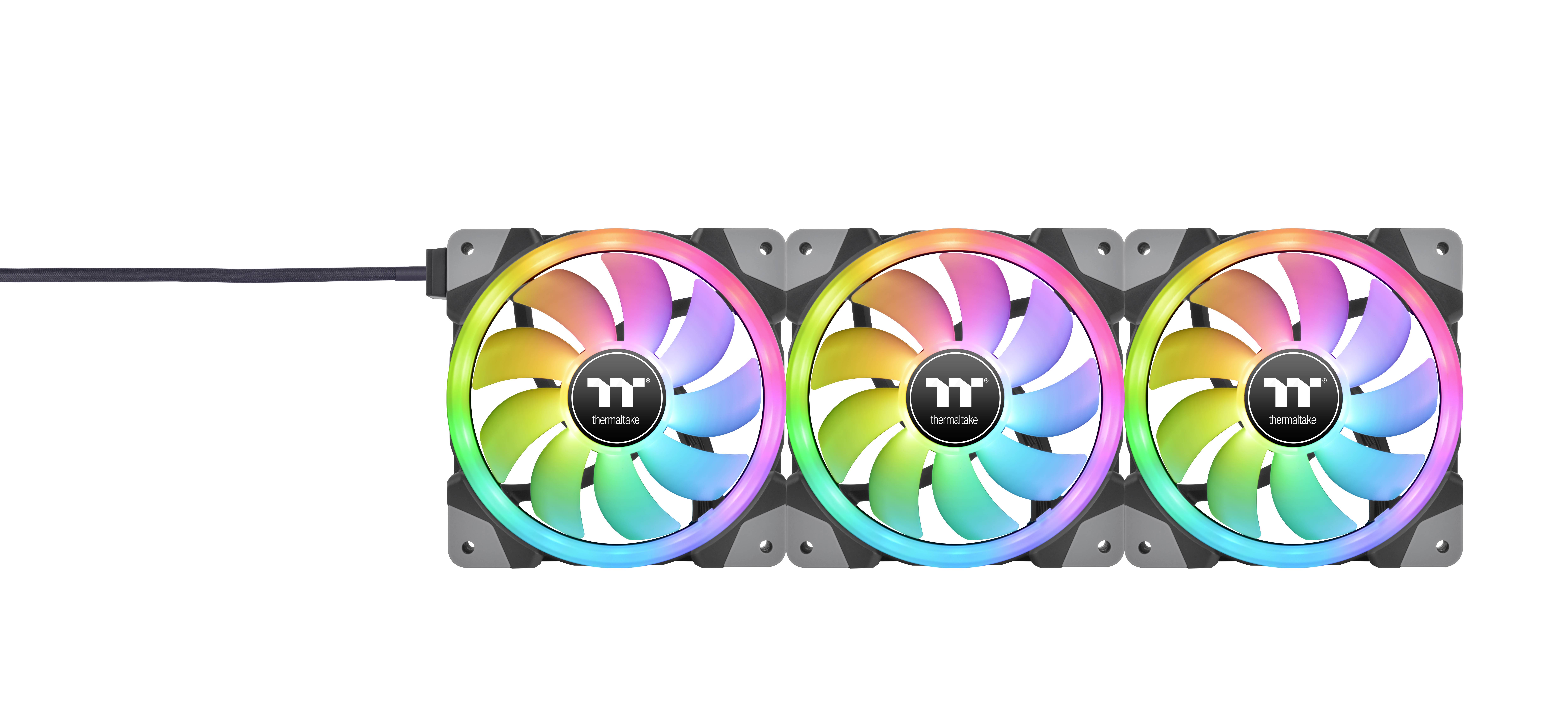 Tri svietiace farebné PC ventilátory s RGB podsvietením, prepojené v rade, na bielom pozadí.