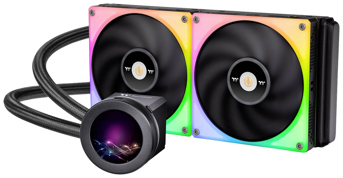 Dvojité RGB LED počítačové ventilátory s čiernymi lopatkami ventilátora a holografickým displejom, prepojené hadicami, na bielom pozadí.