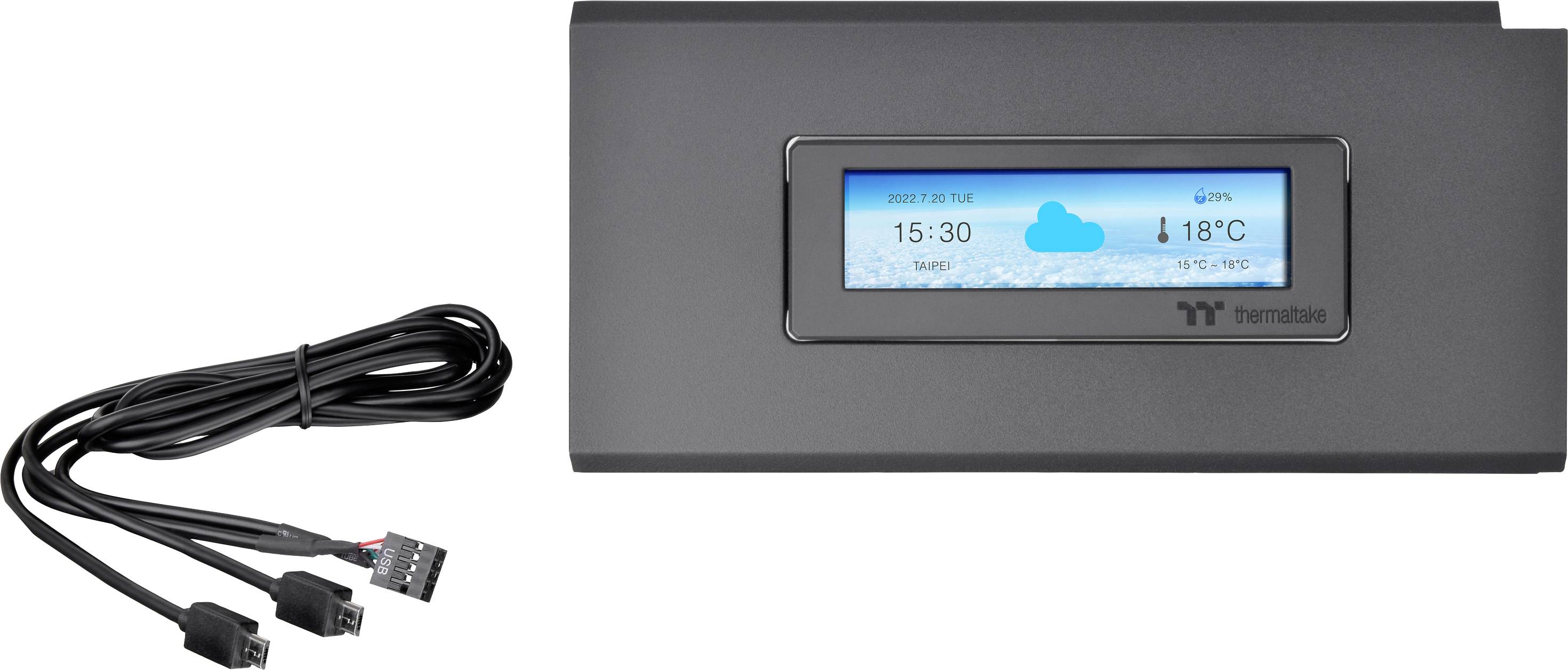 Poveternostná predpoveď s časom '15:30', teplotou '18°C' a symbolom oblakov na čiernom elektronickom zariadení, vedľa ktorého sú káble.