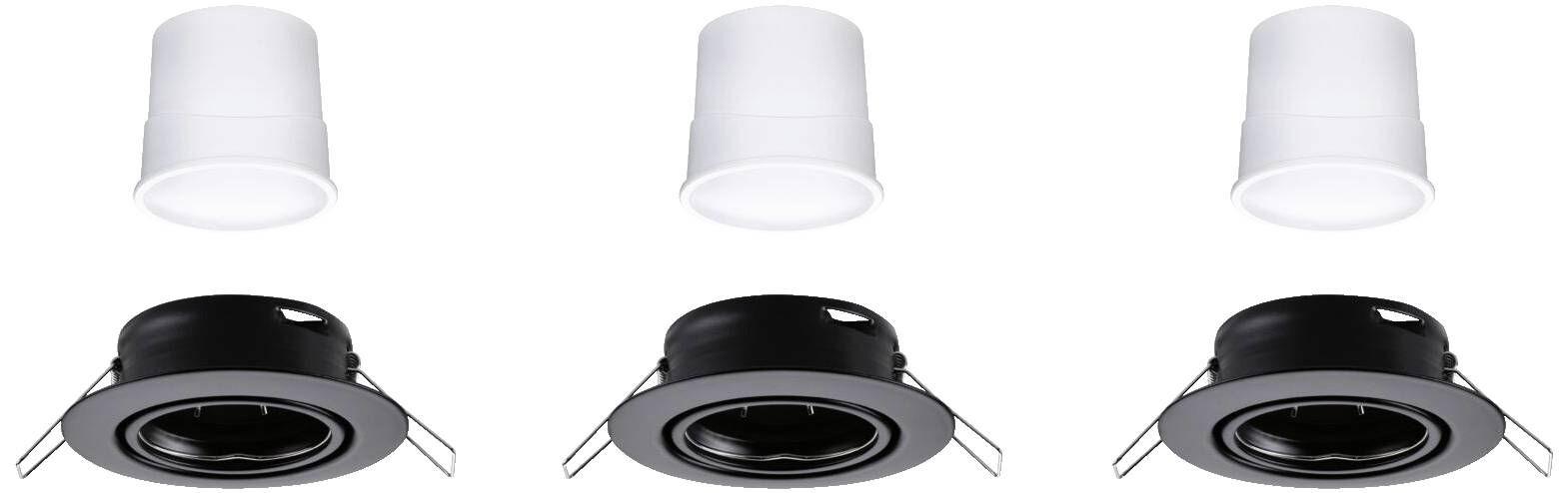 Tri biele plastové kryty a tri čierne držiaky stropných zapustených svietidiel usporiadané v rade.