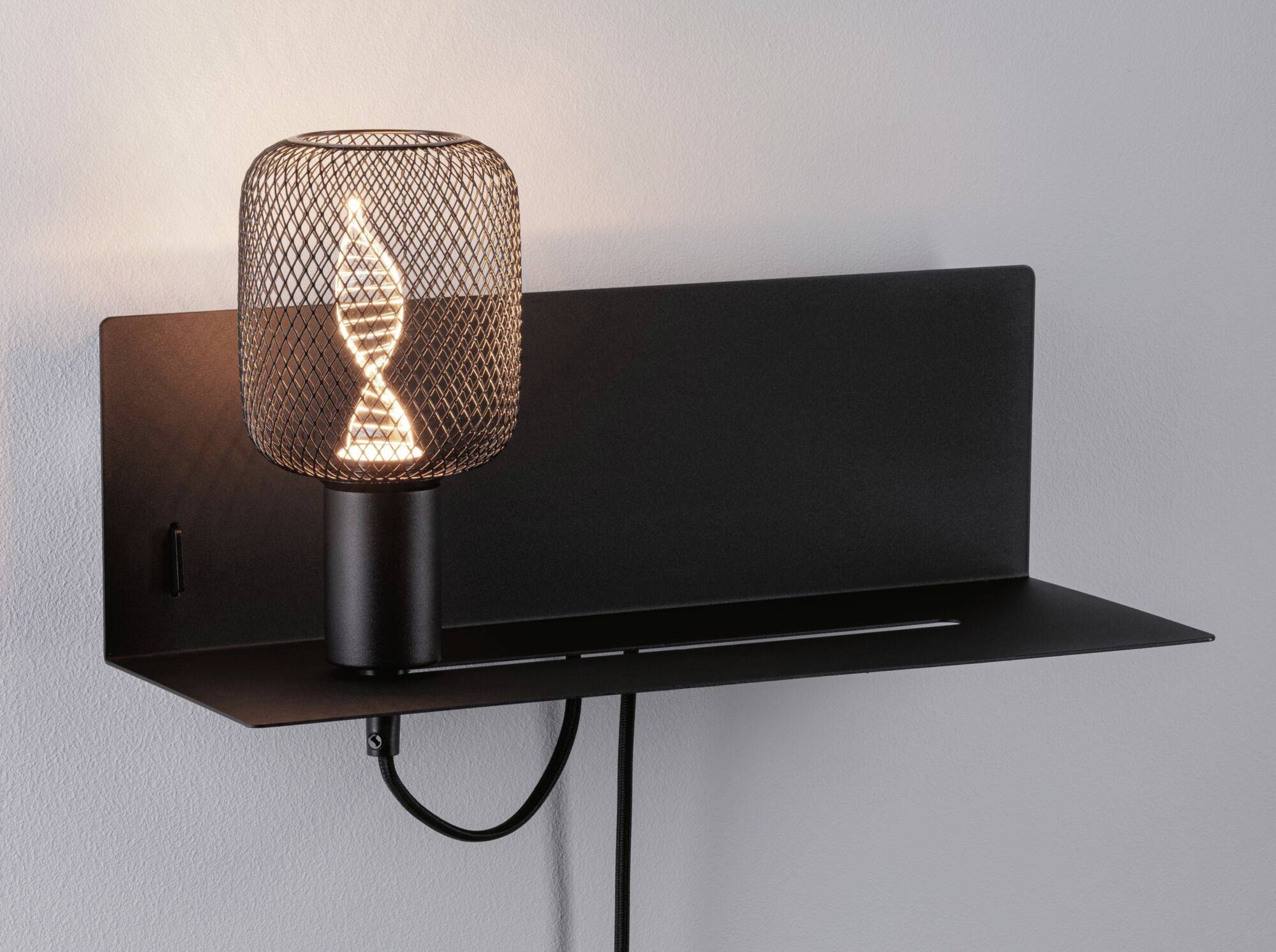 Moderná nástenná lampa s čiernym, obdĺžnikovým tienidlom a dizajnom žiarovky, ktorý pripomína DNA-helixu.