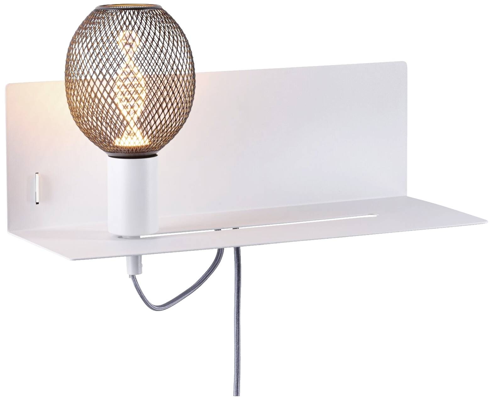 Nástenná lampa s bielou policou, guľatým drôteným tienidlom a rozsvietená. Kábel visí smerom nadol. Moderný dizajn.