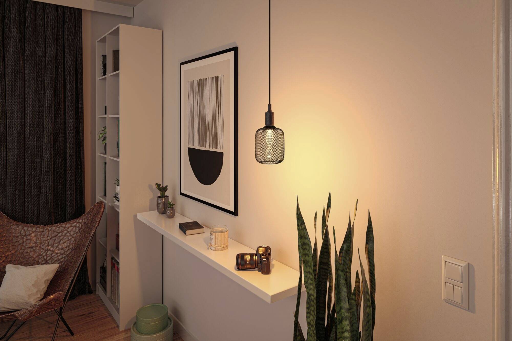 Teplý dizajn obývacej izby so závesnou lampou, rastlinami, políčkami, umeleckým dielom na stene a pohodlnou stoličkou v útulnom kúte.
