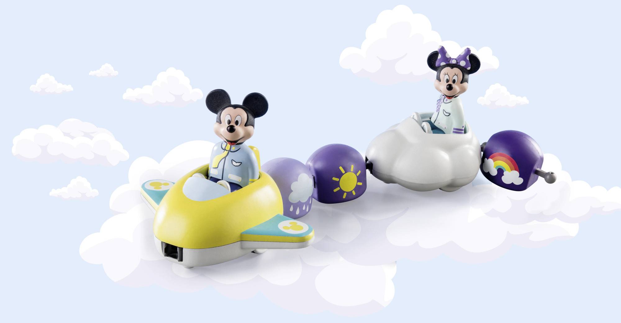 Dve figúrky Mickey Mouse v hračkárskych lietadlách na oblakoch, jedna v žltom lietadle, druhá na oblaku s balónmi v pozadí.