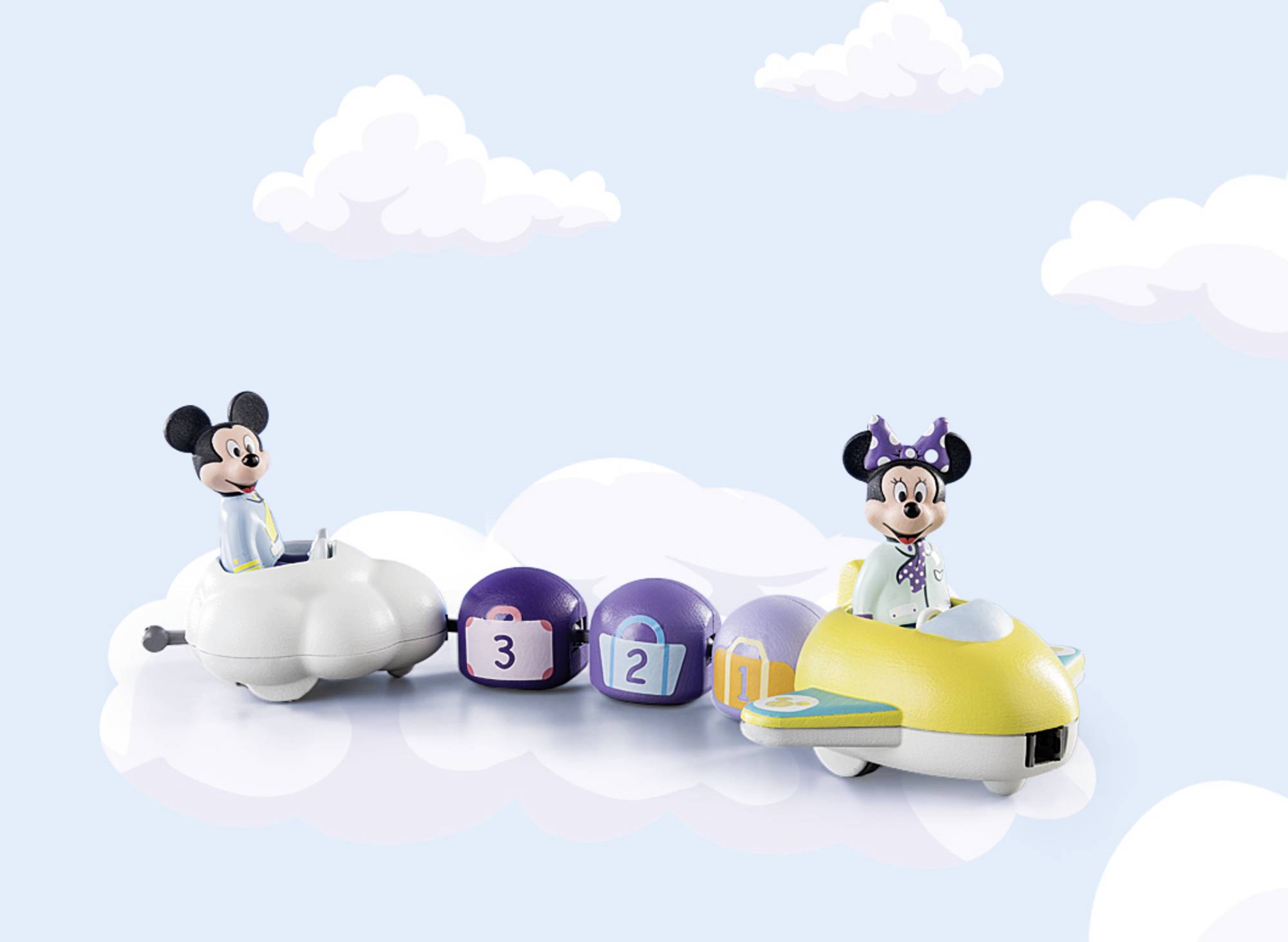 Mickey a Minnie Myš sedia v malých lietadlách na oblakoch, ktoré každý ťahá farebný príves s číslami '3', '2', '1'.
