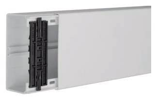 Kabelový kanál v bielej farbe s čiernou konzolou, vhodný pre vedenie a organizáciu elektrických alebo dátových káblov.