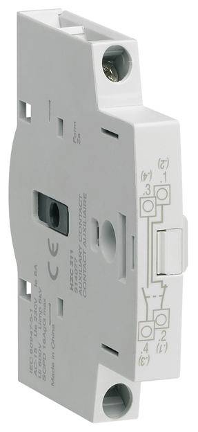 Biely modulárny elektrický spínač, vertikálne orientovaný, s technickými potlačami a pripojeniami na hornej a dolnej strane.