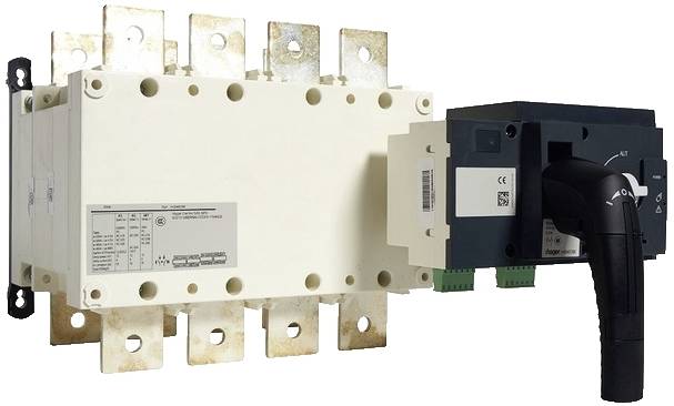 Elektrický výkonový spínač s zapínacou a vypínacou pákou, kovovými kontaktmi a krytom, slúži na ochranu a ovládanie elektrických obvodov.