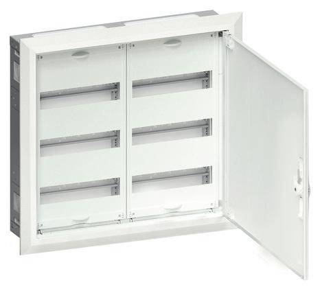 Kovový rozvádzač s otvoreným predným panelom, viditeľné sú viaceré horizontálne inštalácie určené na umiestnenie elektrických komponentov.